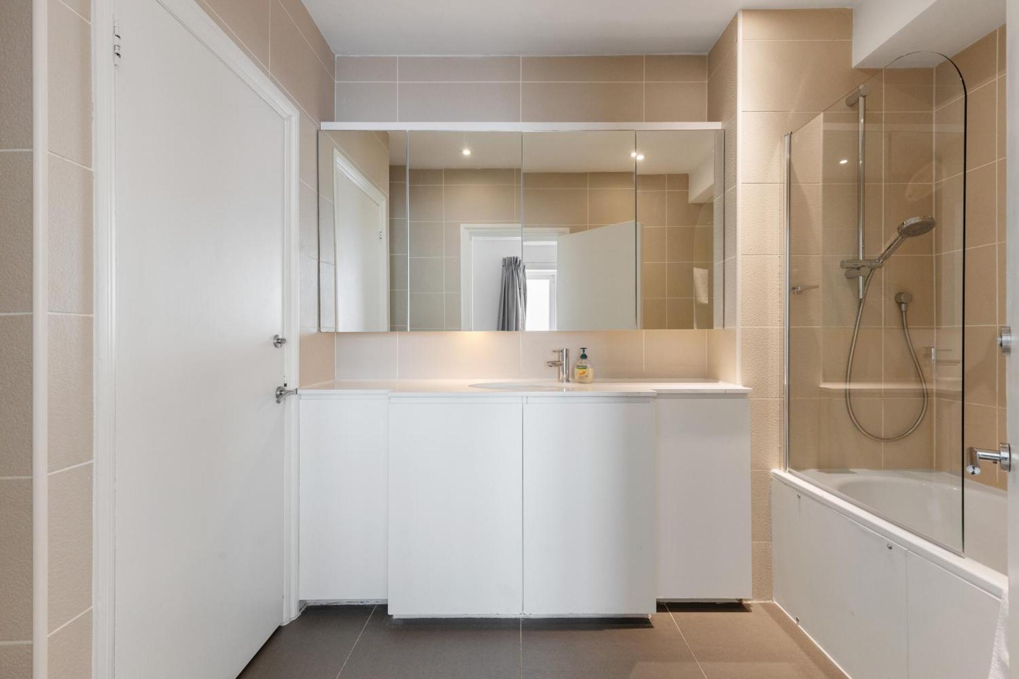 Heavenly Stays, Knightsbridge, Elegant 2-bd Escape Londra