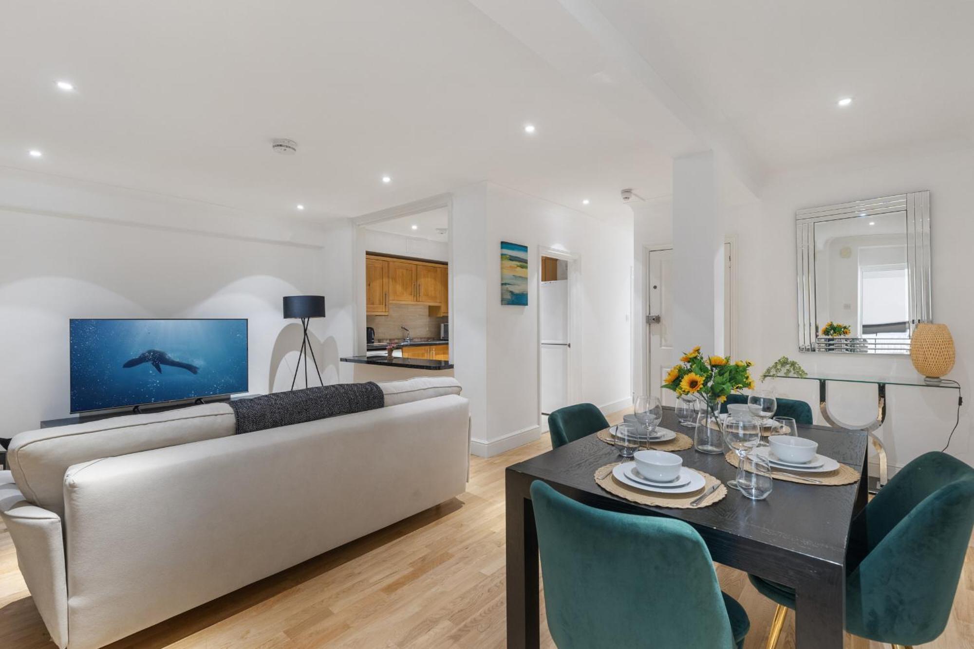 Heavenly Stays, Knightsbridge, Elegant 2-bd Escape Londra