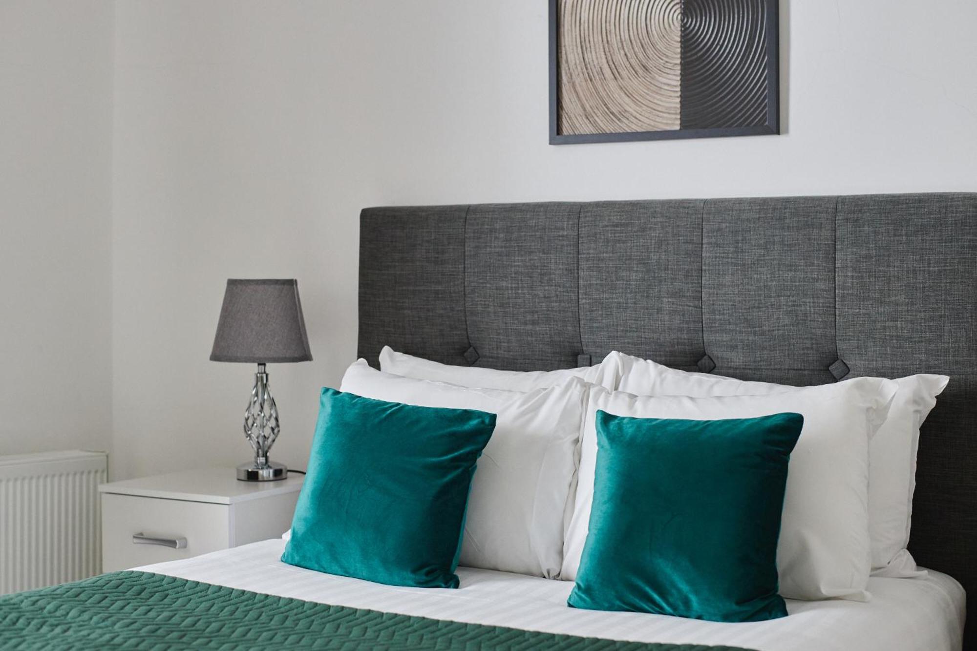 Heavenly Stays, Knightsbridge, Elegant 2-bd Escape * Londra