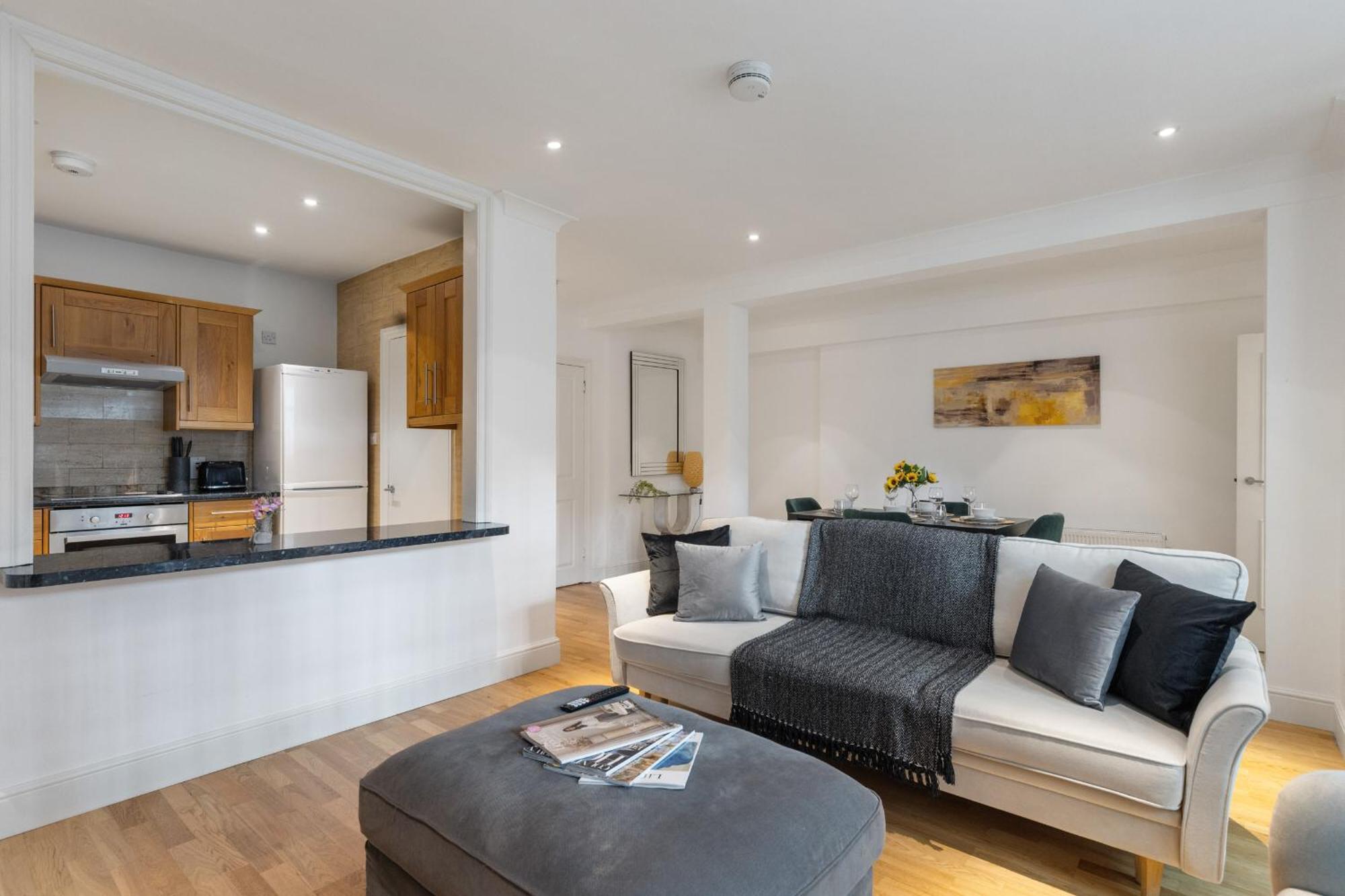 Heavenly Stays, Knightsbridge, Elegant 2-bd Escape * Londra